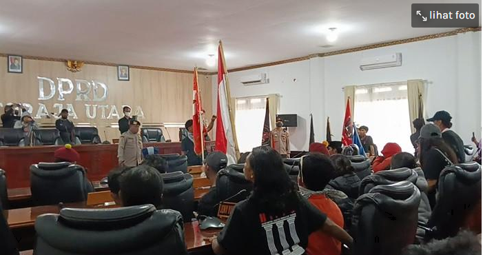 Massa Aliansi Pemuda dan Mahasiswa Geruduk DPRD Toraja Utara, Soroti Eksekusi Rumah Adat